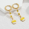 Détail de boucles d'oreilles créoles dorées avec perles blanches et charm cupcake - Style Cupcake Jaune Blanc (S-E1131-huangbai)