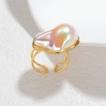 Anillo abierto de acero inoxidable chapado en oro de 18k con perla barroca y diseño de banda - Blanco