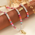 Dettaglio del set di gioielli in perline heishi colorate con ciondolo a forma di ippocampo - Collana Multicolore