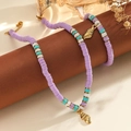 Dettaglio del set di gioielli bohémien con perline heishi e ciondolo a conchiglia - Collana Viola