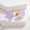 Dettaglio di orecchini a sfera in resina lavanda con glitter e perno dorato opaco - Viola