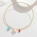 Detalle de brazalete fino dorado con perla turquesa, perla blanca y colgante rojo - Estilo Cuenta Rojo Azul (S-B1226-honglan)