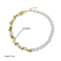 Dettaglio della collana di perle iridescenti con perle dorate e catena regolabile - Perla Iridescente con Stile Metallo Irregolare (Collana 2)