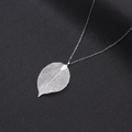 Collana lunga in argento con ciondolo a foglia naturale traforata su sfondo a scacchi - Grande Argento (NST-0443-Foglia d'Argento Grande)