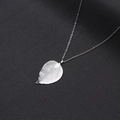 Dettaglio del ciondolo a foglia d'argento con venature naturali e catena a maglie sottili - Piccolo Argento (NST-0443-Foglia d'Argento Piccola)