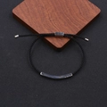 Détail du bracelet en cordon tressé noir réglable avec tube courbé en acier inoxydable - Corde Argent et Noire