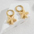 Créoles dorées d'inspiration marine avec pendentifs étoile de mer crème et perles d'or - Style Étoile de Mer Café Clair (S-E1119-qianka)