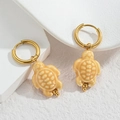 Boucles d'oreilles tortue marine avec créoles dorées et pendentifs en céramique beige - Style Tortue Café Clair (S-E1120-qianka)