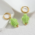 Créoles dorées en acier inoxydable avec pendentif tortue vert clair pour style marin d'été - Style Tortue Vert (S-E1120-lv)
