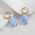 Créoles dorées avec pendentif tortue de mer en céramique bleu clair pour un style de plage - Style Tortue Bleu Clair (S-E1120-qianlan)