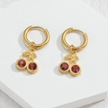 Boucles d'oreilles cerises dorées avec cristaux rouges sur fond de pierre blanche - Créoles Cerise Strass (E1132-xz-eq)