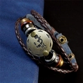 Détail du charm Vierge en bronze sur bracelet multicouche en cuir tressé marron - Vierge