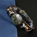 Détail du charme Capricorne vintage sur bracelet multicouche en cuir tressé marron - Capricorne