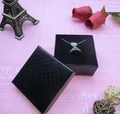 Detail von Silberherz-Halskette und Kronenring in einer schwarzen Box mit Rautensteppung - Schwarzes Quadratisches Etui Rautenstruktur
