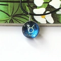 Collar luminoso constelación Tauro con bola de cristal galaxia azul y cordón negro - Tauro
