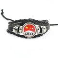 Détail d'un bracelet multicouche en cuir tressé avec dôme en verre drapeau chinois - Fabriqué en Chine Cinq Étoiles (9)