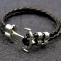 Detailaufnahme des schwarzen geflochtenen Lederarmbands mit silbernem Ankerverschluss - Viersträngiger Geflochtener Schwarzer Stil (BI-0009)