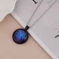 Detailopname van de Ram sterrenbeeld glazen cabochon hanger ketting op witte achtergrond - Ram