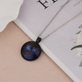Lichtgevende Waterman sterrenbeeld hanger met blauw sterrenpatroon en zilverkleurige ketting - Waterman
