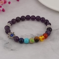 7 chakra kralenarmband 8mm met zilveren hand van Fatima en boze oog bedel op marmer - Amethist
