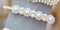 Elegante fermaglio per capelli con perle bianche a fiori e base in metallo dorato - Lineare