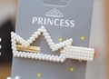 Elegante fermaglio dorato con perle bianche in un design regale a forma di corona - Corona