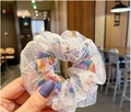 Scrunchie in tulle bianco con paillettes a stella dorate ed elastico interno arcobaleno - Elastico Stella