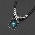 Collier signe Poissons avec pendentif ciel étoilé bleu et cordon en cuir tressé noir - Ciel Nocturne Poissons
