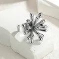 Dettaglio dell'anello a girasole argento con petali testurizzati su base in pietra - Color Acciaio (S-R818)