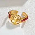 Detalle de anillo árbol de la vida dorado con cuentas de cristal rojo en piedra blanca - Rojo