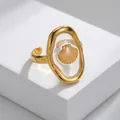 Detailansicht eines ovalen vergoldeten Rings mit Muscheleinlage und offenem Band - Goldener Muschel Ovaler Stil (S-R808-BK)