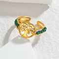 Detalle del anillo árbol de la vida dorado con cuentas de cristal verde y diseño vintage - Verde