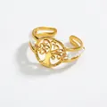 Makroaufnahme von französischem Vintage Lebensbaum-Ring mit Golddraht und Perlen - Weiß