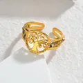 Primer plano detallado del anillo ajustable árbol de la vida con cuentas y acabado en oro viejo - Champán