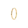 Vista macro detallada de un anillo de acero inoxidable dorado con tres diamantes - US 6 / Dorado