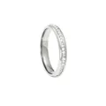 Nahaufnahme eines eleganten 3mm Edelstahlrings mit Mikro-Pave-Kristallbesatz - US 5 / Stahlfarbe