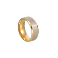 Dettaglio dell'anello in acciaio inossidabile da 8 mm con numeri romani e finitura dorata - US 6 / Oro