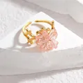 Détails de la fleur en cristal rose sur une bague ajustable plaquée or élégante - Rose