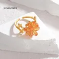 Detailansicht eines verstellbaren Sonnenblumenrings mit orangefarbenen Kristallen - Braun