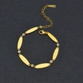 Vista macro dettagliata delle placche ovali dorate e pietre di zircone sul bracciale con chiusura - Oro (Lucido)
