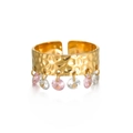 Gehämmerter goldener offener Ring mit rosa und klaren Kristall-Anhängern - Rosa Und Weißer Zirkonia Anhänger Stil