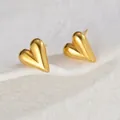 Vista macro dell'orecchino a cuore in oro 18K su un elegante vassoio di ceramica - Stile Cuore Stereoscopico Oro (S-E1011)