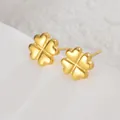 Macro-opname van gouden klavertje vier oorbellen met een matte hartvormige afwerking - Gouden Klaver Stijl (S-E1009)