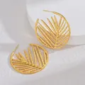 Dettaglio macro dell'orecchino a cerchio in acciaio inossidabile dorato con foglia traforata - Oro (S-E1015)