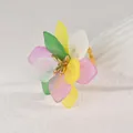 Dettaglio anello a fiore in resina colorata con petali opachi e fascia d'oro regolabile - Stile Petali Smerigliati Colorati (S-R833)