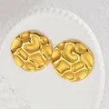 Dettaglio di orecchini rotondi vintage placcati in oro 18 carati con superficie opaca - Increspato Geometrico Tondo / Stile Oro (S-E1036)
