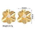 Dettaglio di orecchini a fiore dorati con perle che mostrano la misura di 4,3 cm - Stile Stame Di Perla Petalo D'Oro (S-E1043)