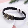 Dettaglio testa di lupo in bronzo su bracciale in pelle intrecciata con fibbia in metallo - Stile Testa di Lupo (2)