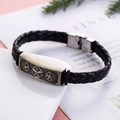 Dettaglio di un bracciale vintage in pelle intrecciata nera da uomo con stelle - Stile a Tre Stelle (4)