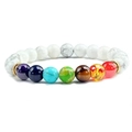 Dettaglio del braccialetto chakra 8mm con turchese bianco e pietre energetiche colorate - Distanziatore Oro Stile Turchese Bianco